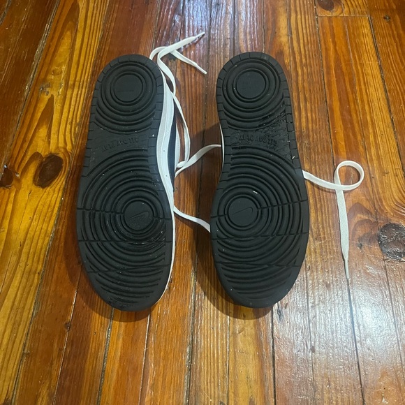 Women’s NIKE Shoes, White and Black, Size 6. - Picture 3 of 7